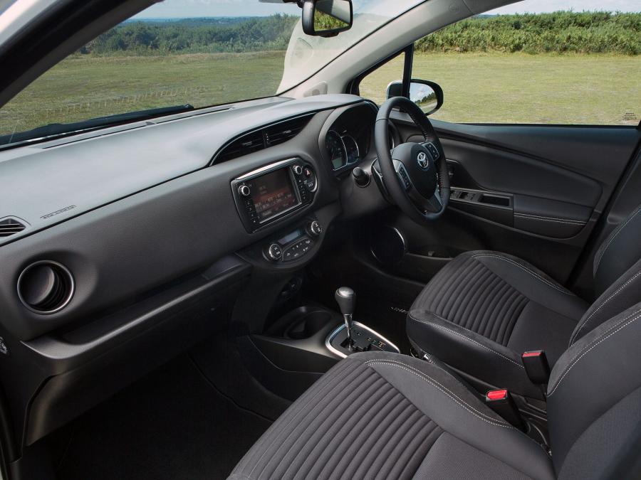  Toyota Yaris 5-Door 2014 года  (UK) (фото 37 из 38)